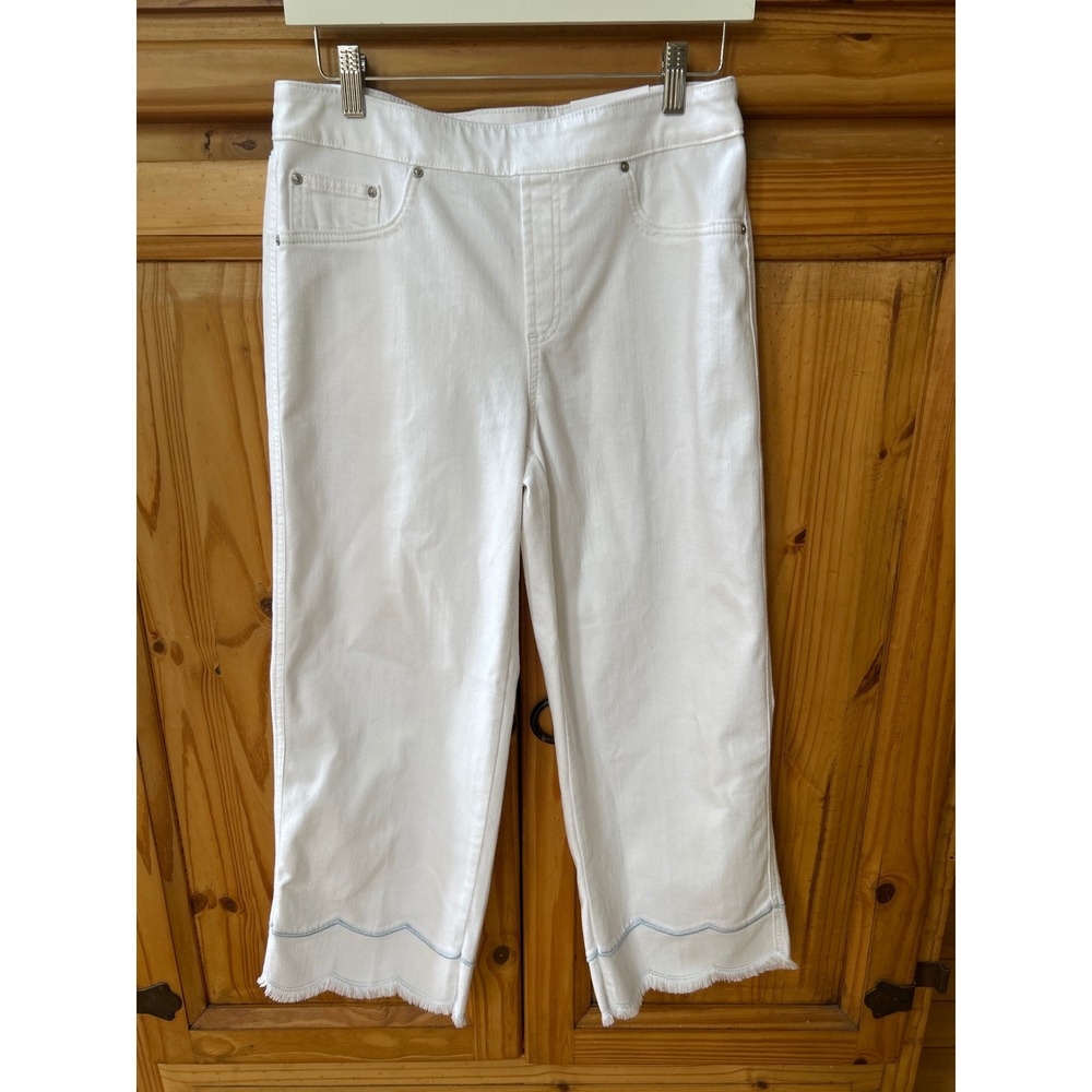 Chicos White Pull On Straight Leg Crop Pants Scalloped Hem Size 0.5 US 6 NWT